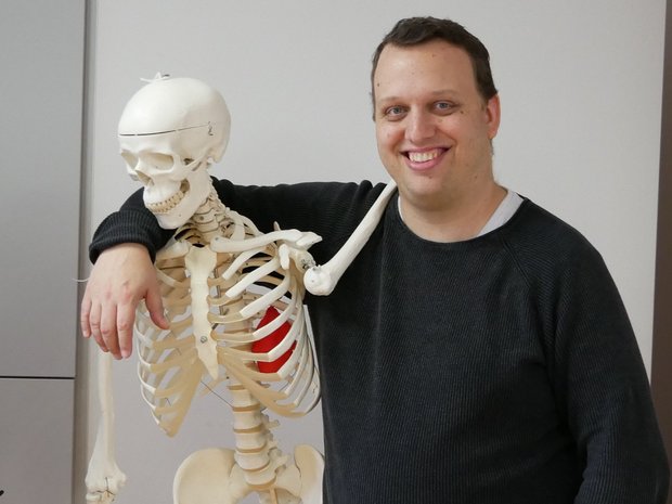 Bild Herr Klein mit einem Skelettmodell